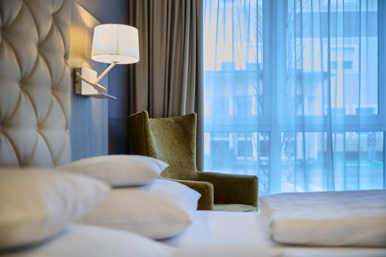 Hotel Am See Нойтраублинг Экстерьер фото