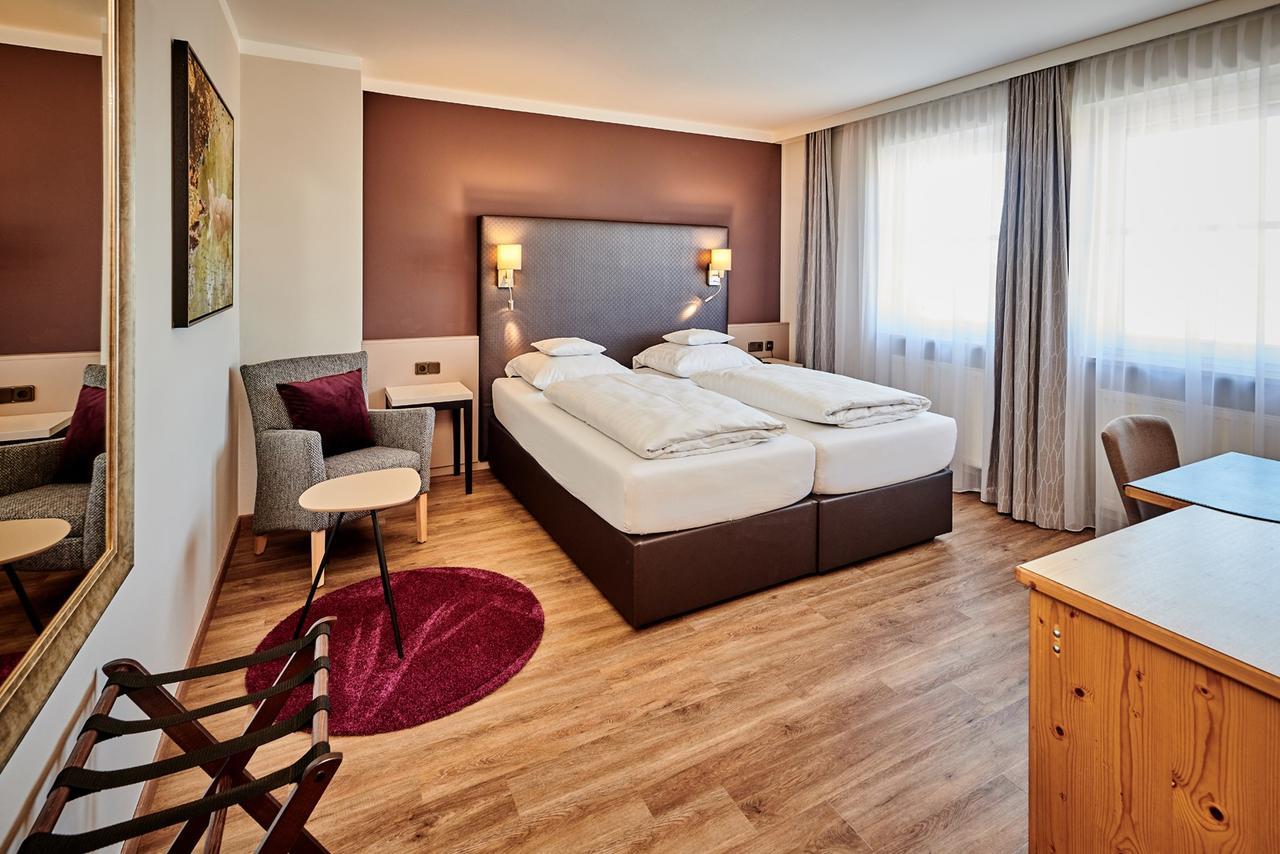 Hotel Am See Нойтраублинг Экстерьер фото